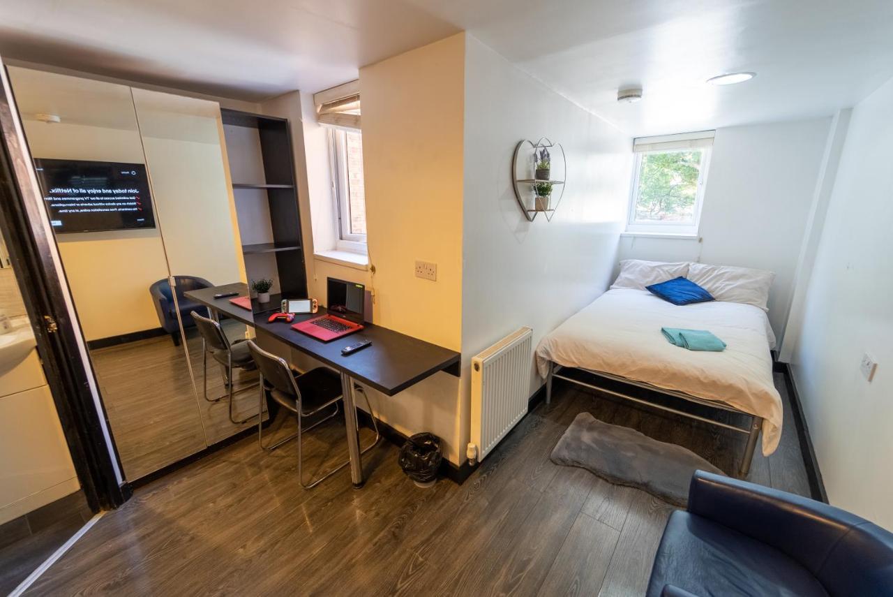 Stay Sa Equipped Studios Next To Uob And Qe! Бирмингам Екстериор снимка
